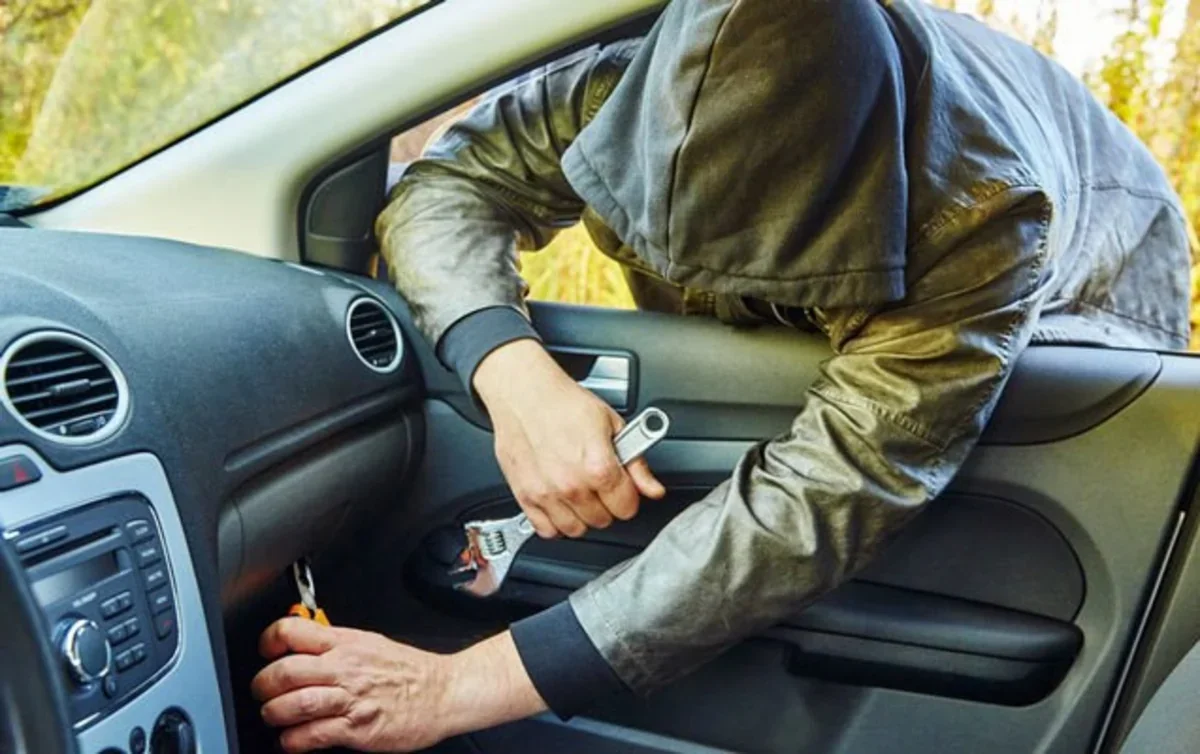 Avtomobildən oğurluq edən şəxs saxlanılıb