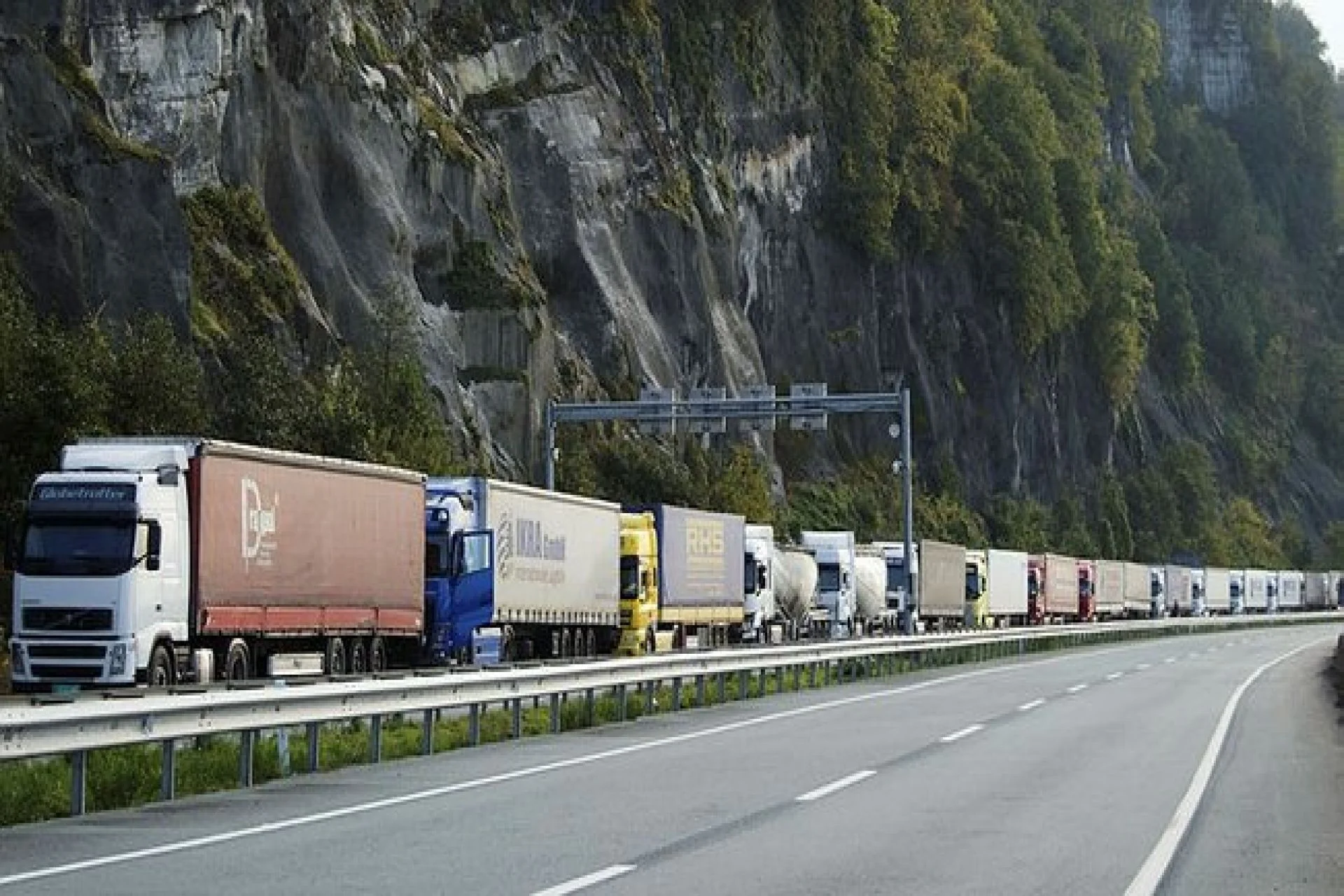 Азербайджан приостановил движение грузовиков на границе с Ираном