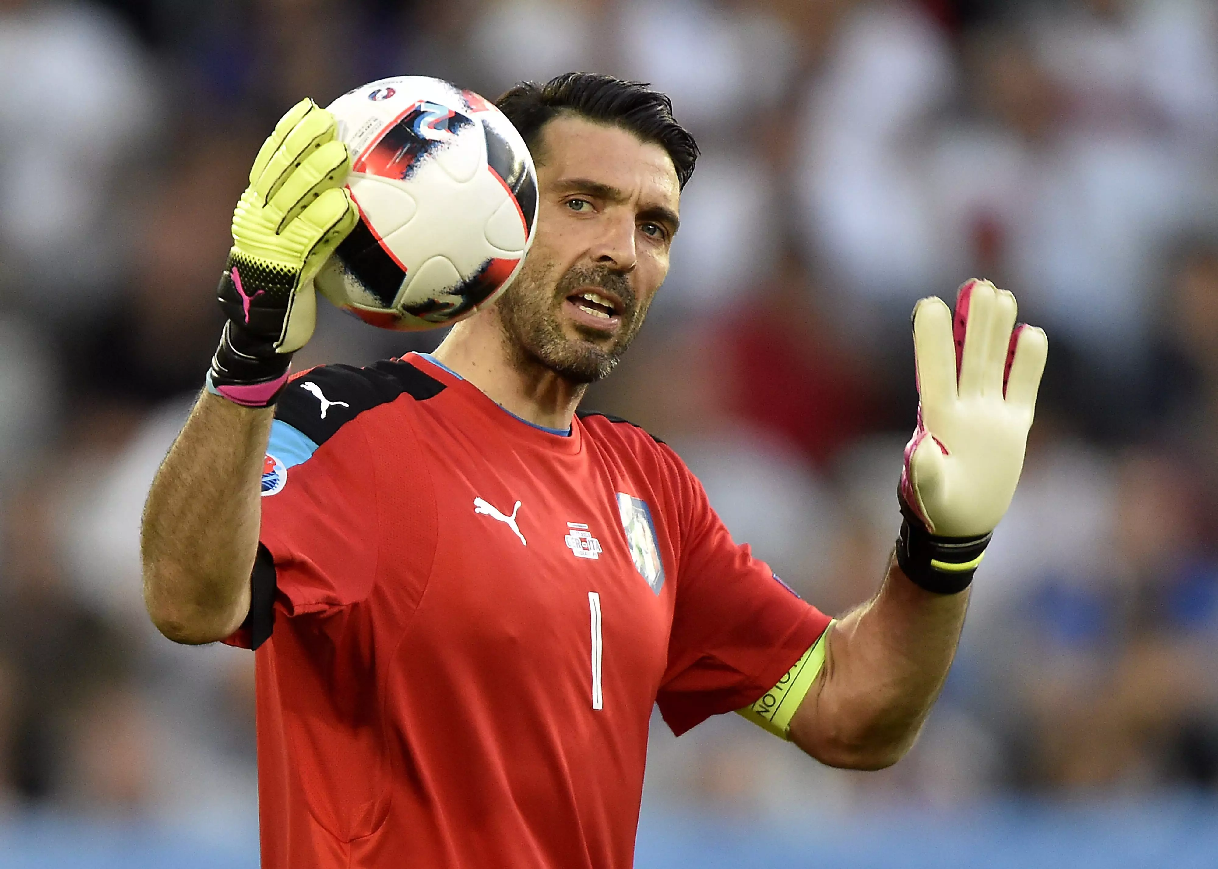 Buffon karyerasını başa vurub