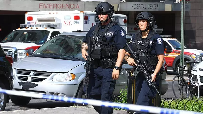 ABŞ-də silahlı şəxs polislərə hücum edib