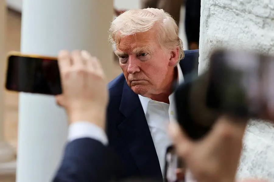 Tramp Çin idxalına yeni tariflərin tətbiqini 90 gün təxirə salıb