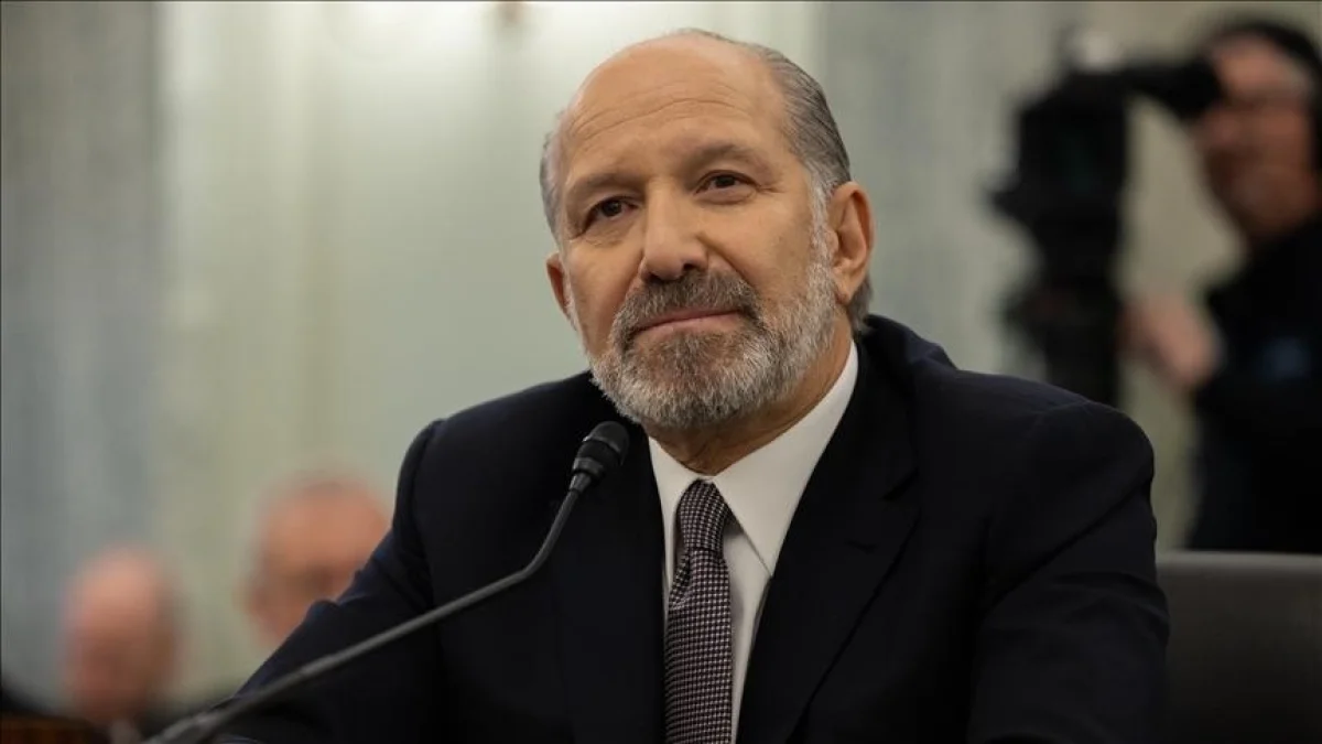 ABŞ-nin ticarət naziri Epşteynin adasına səfər etdiyini etiraf etdi