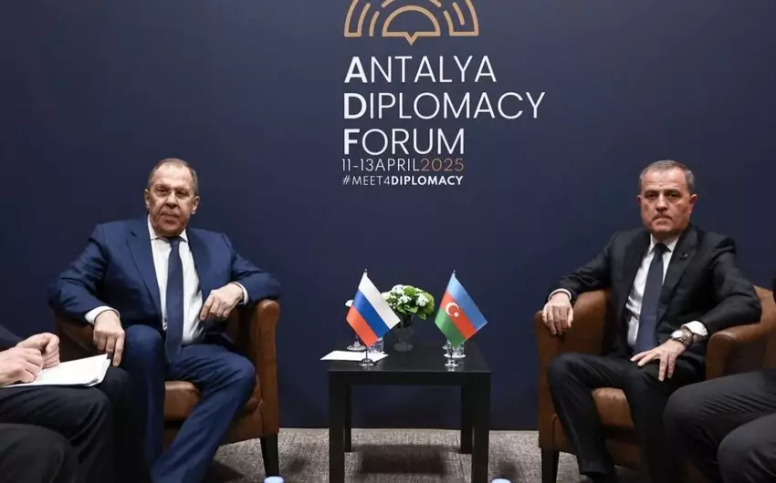 Bayramovla Lavrov ikitərəfli və regional məsələləri müzakirə edib