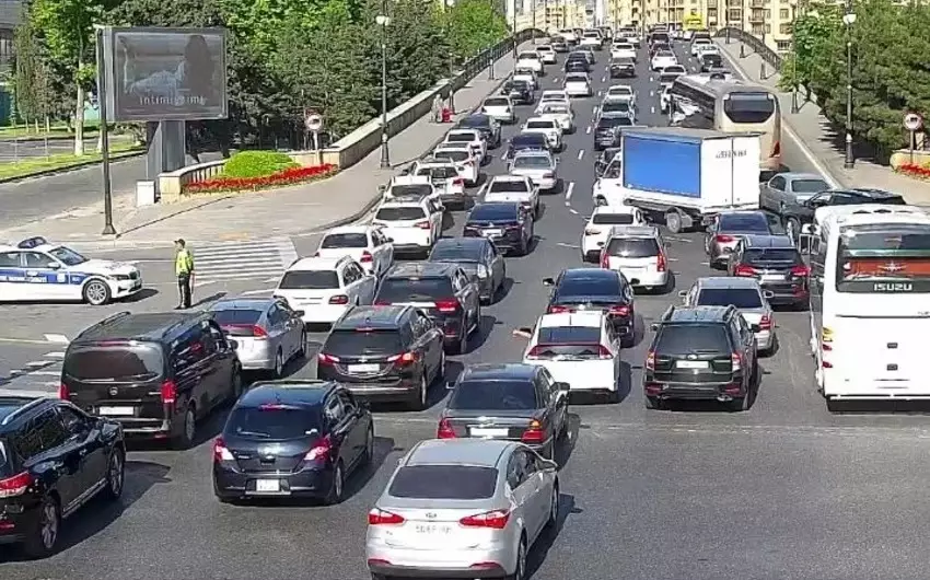 Bakıda bir sıra yollarda tıxac yaranıb