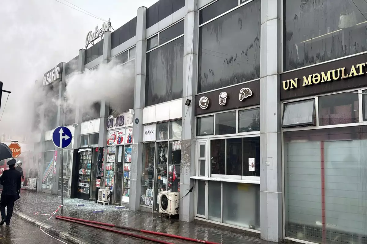 Sumqayıtda ticarət mərkəzində yanğın başlayıb - FOTO - YENİLƏNİB