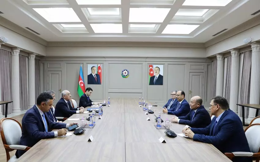 Əli Əsədov Bakıda keçirilən 3-cü DİM Dialoqunun iştirakçıları ilə görüşüb