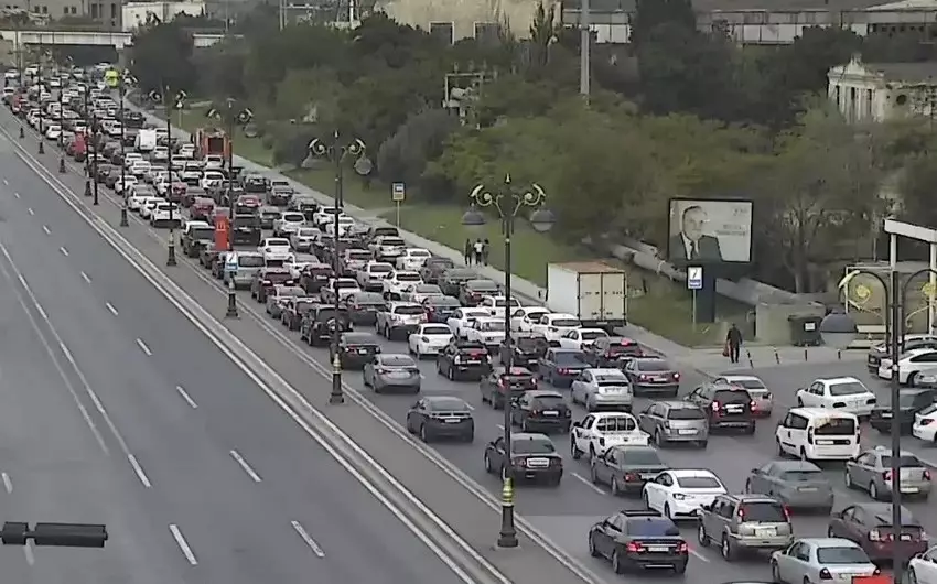 Bu yollarda tıxac yaranıb