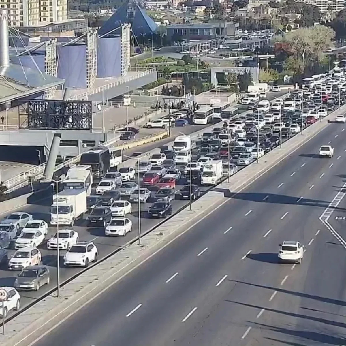 Bakı yollarında nəqliyyatın sıxlığı müşahidə olunur - SİYAHI