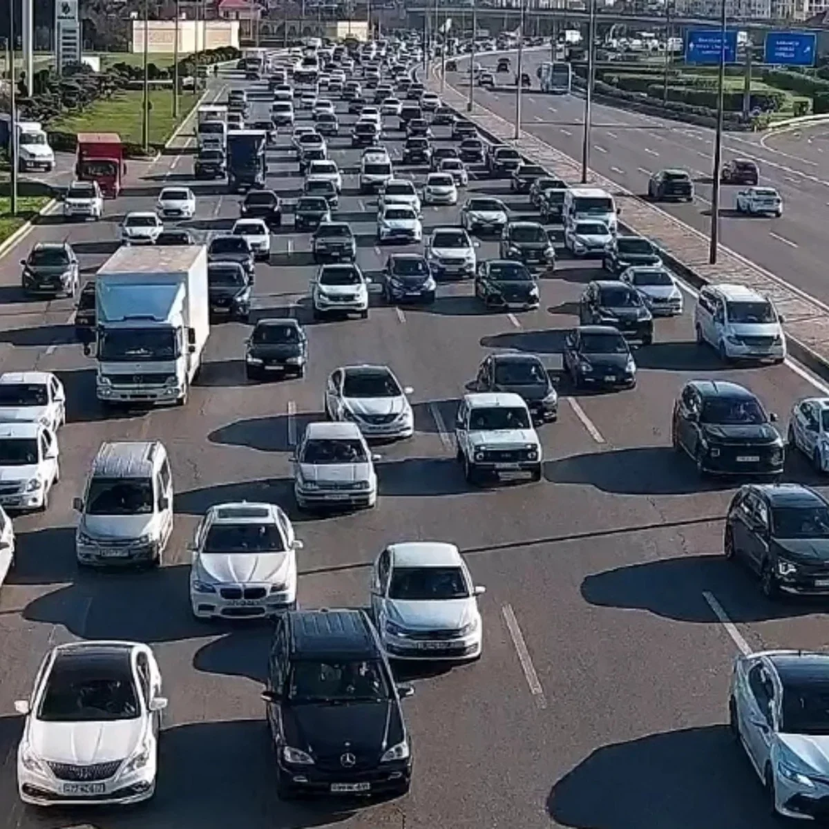 Bakı yollarında tıxac: Əsas küçələrdə hərəkət çətinləşdi