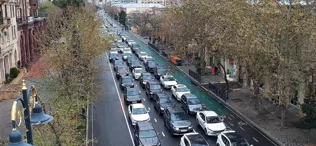 Bakı yollarında tıxac: Nəqliyyatın hərəkəti çətinləşib