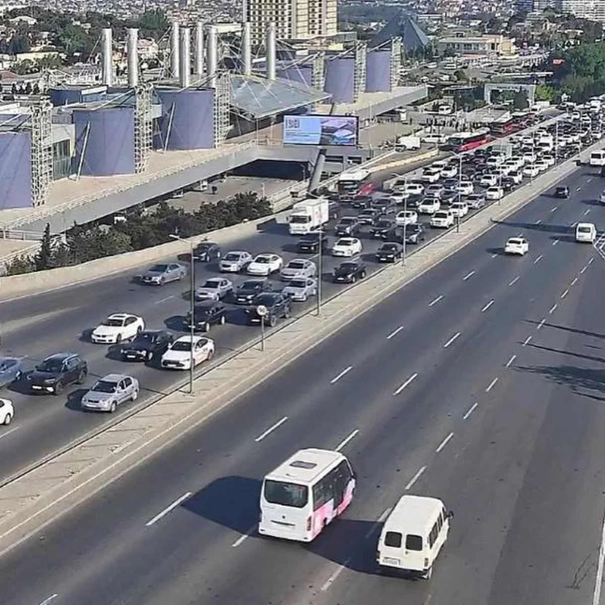 Bakı yollarında tıxac yaranıb: Bir çox istiqamətdə hərəkət çətindir