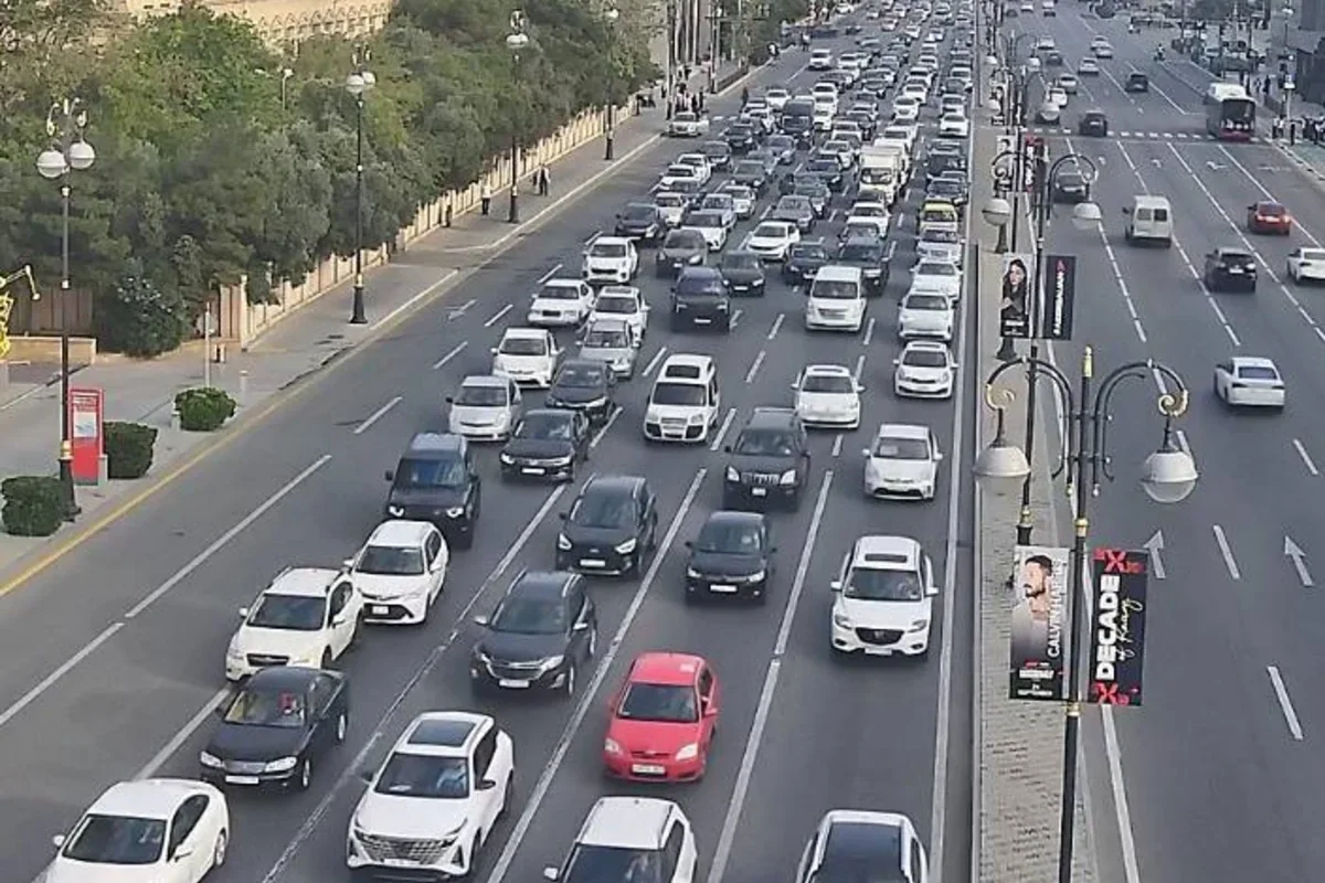 Bakıda 17 istiqamətdə tıxac yaranıb