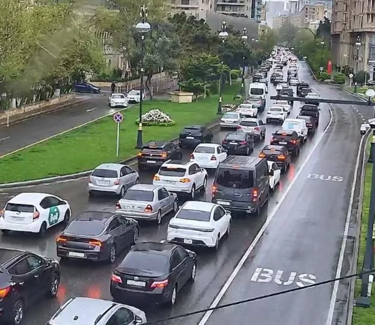 Bakıda 18 istiqamətdə tıxac müşahidə olunur