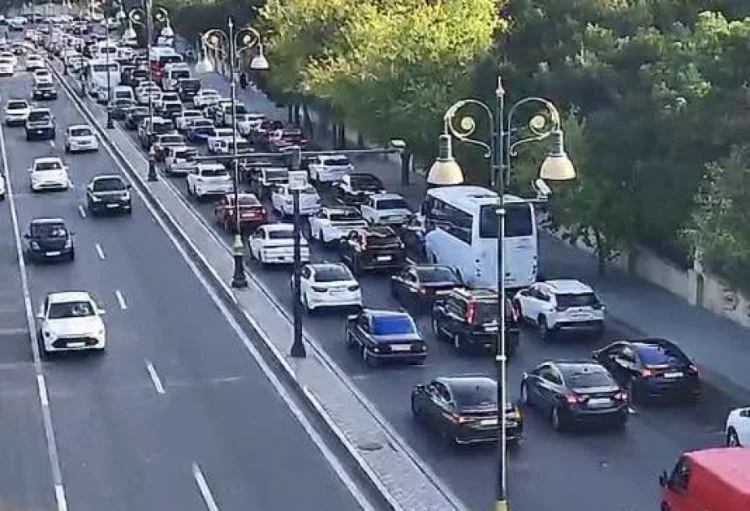 Bakıda 19 istiqamətdə nəqliyyatın hərəkətində sıxlıq yaranıb