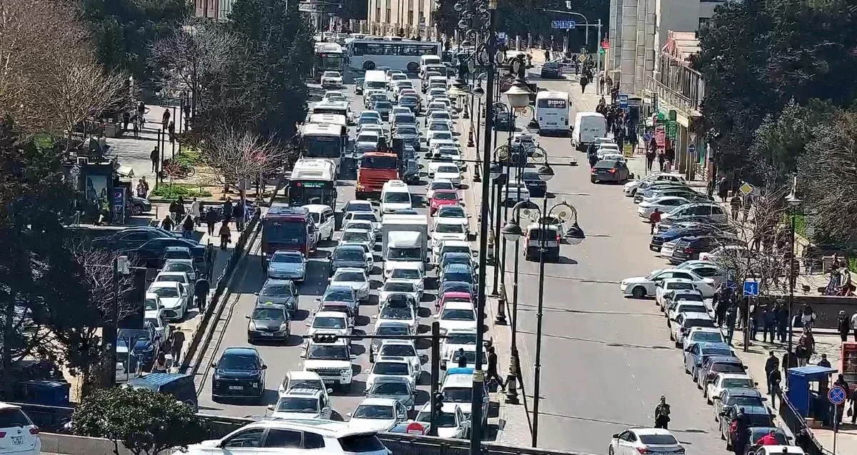 Bakıda 2 prospektin kəsişməsində təmir: Yollarda sıxlıq yaranıb