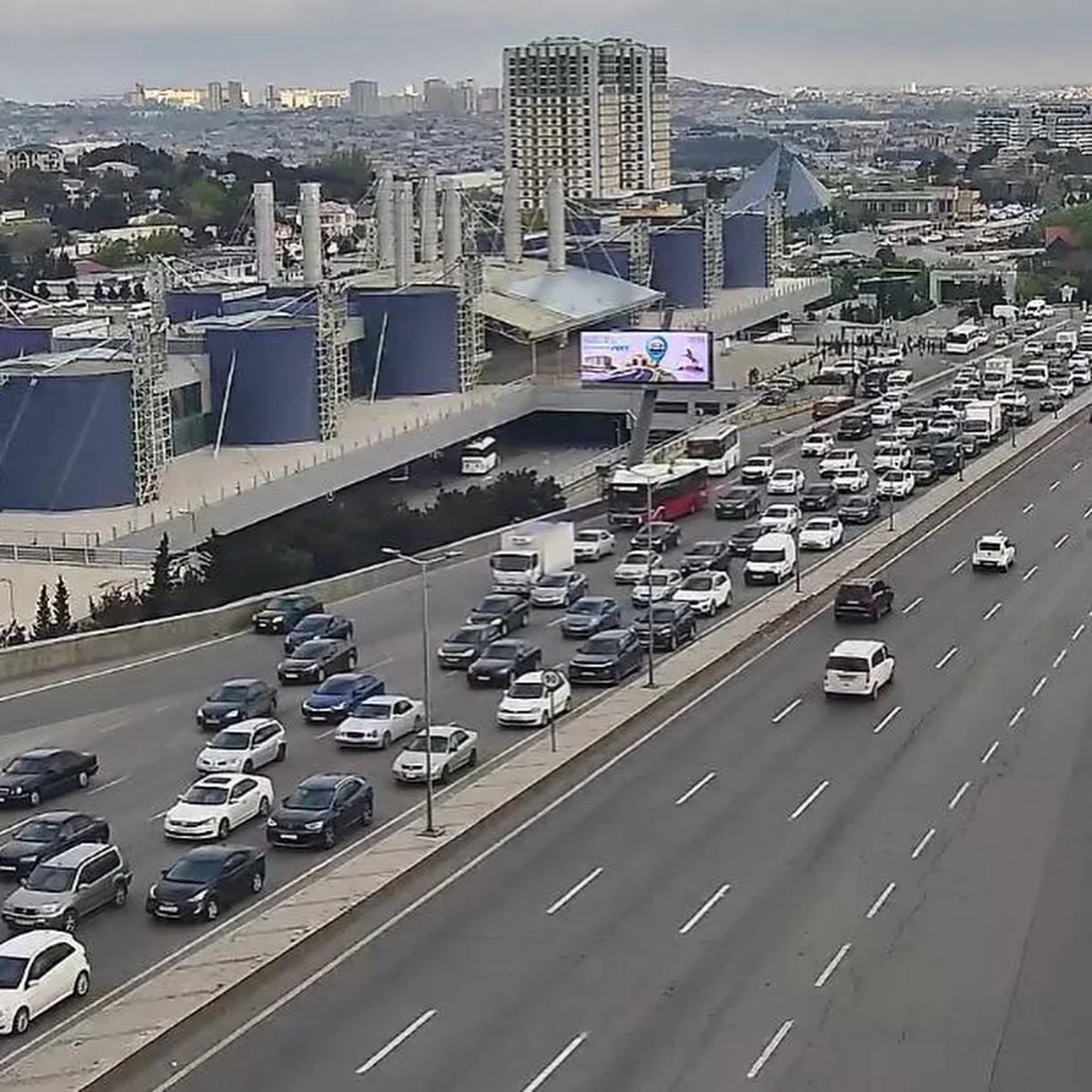 Bakıda 8 istiqamətdə tıxac yaranıb