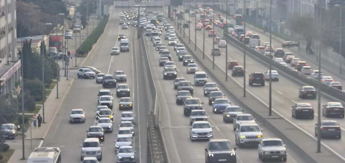 Bakıda 9 yolda tıxac yaranıb - SİYAHI