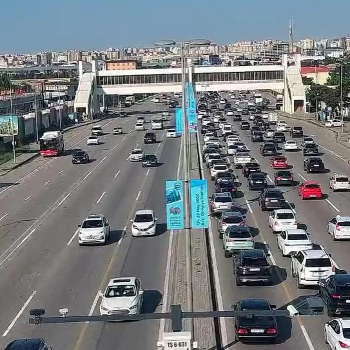 Bakıda bir sıra yollarda nəqliyyatın hərəkəti ləngiyib