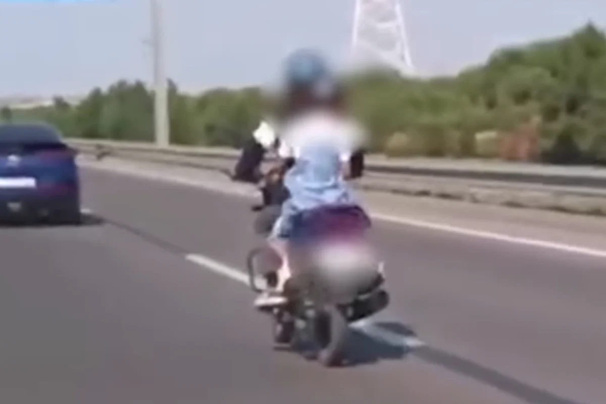 Bakıda övladını təhlükəli şəkildə daşıyan motosiklet sürücüsü saxlanılıb