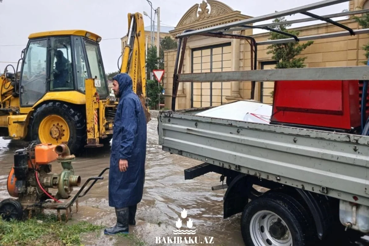 Bakıda sakinlər yağış səbəbindən hotellərə yerləşdirildi