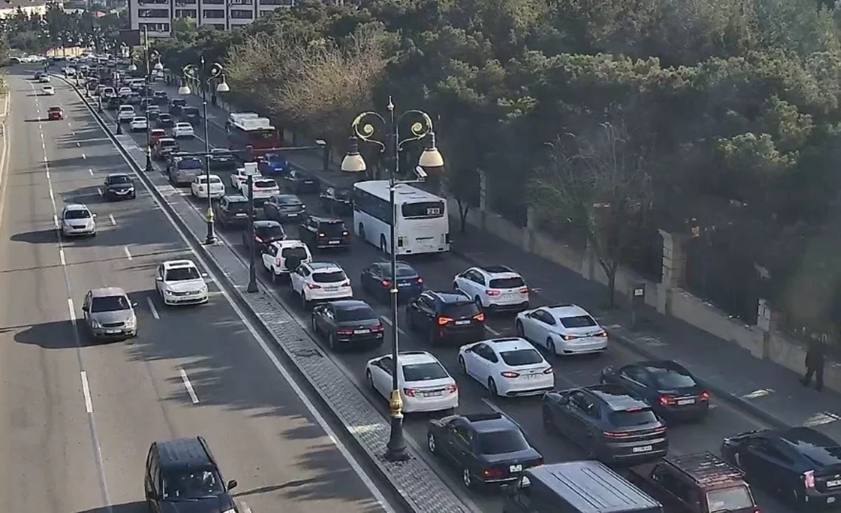 Bakıda tıxac: 17 yolda hərəkət çətinləşdi