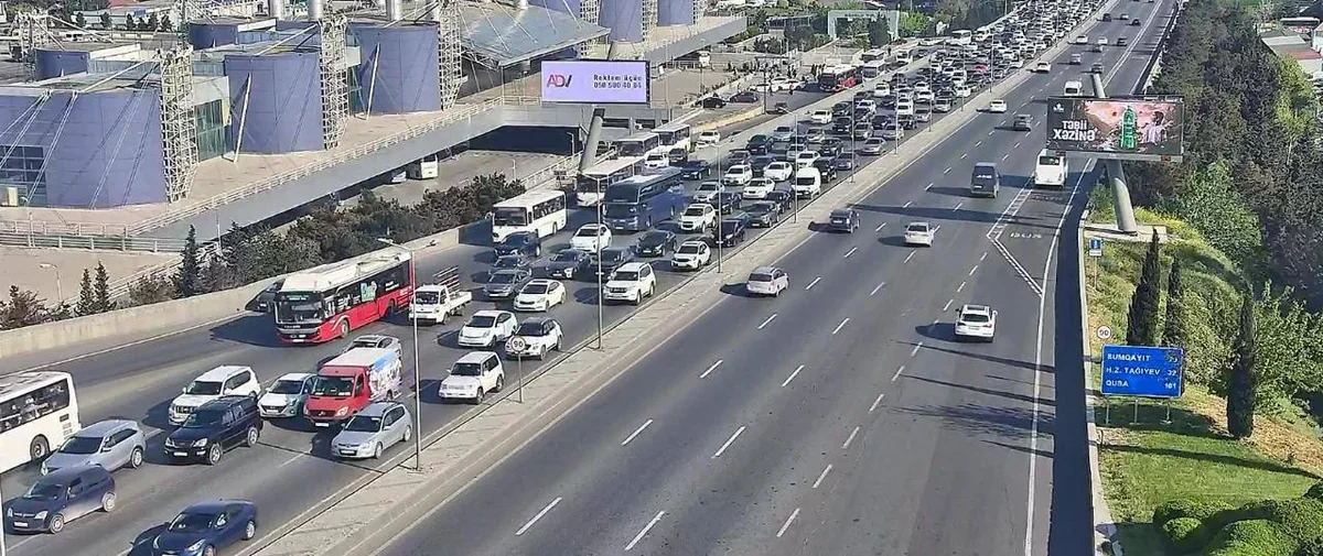Bakıda tıxac: Bu yollarda hərəkət dayandı