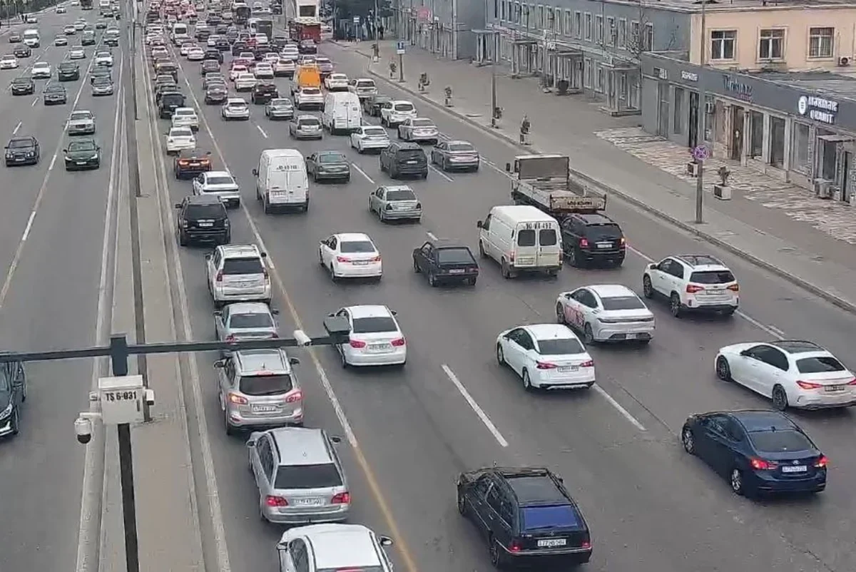 Bakıda tıxac yaranıb: 15 istiqamətdə hərəkət çətinləşdi