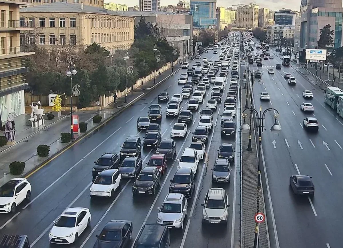 Bakıda tıxac yaranıb: 21 istiqamətdə hərəkət çətinləşdi