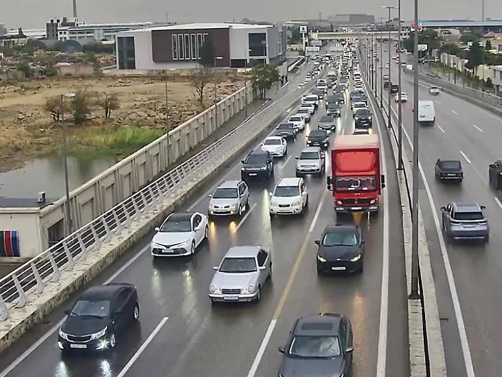 Heavy rain causes traffic congestion across Baku