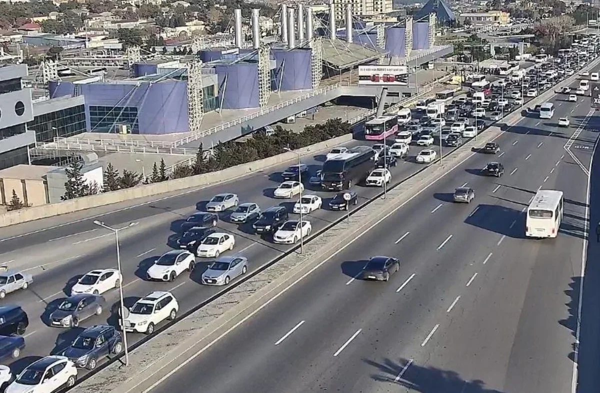 Bakının 10-dan çox yolunda nəqliyyatın sıxlığı yaranıb