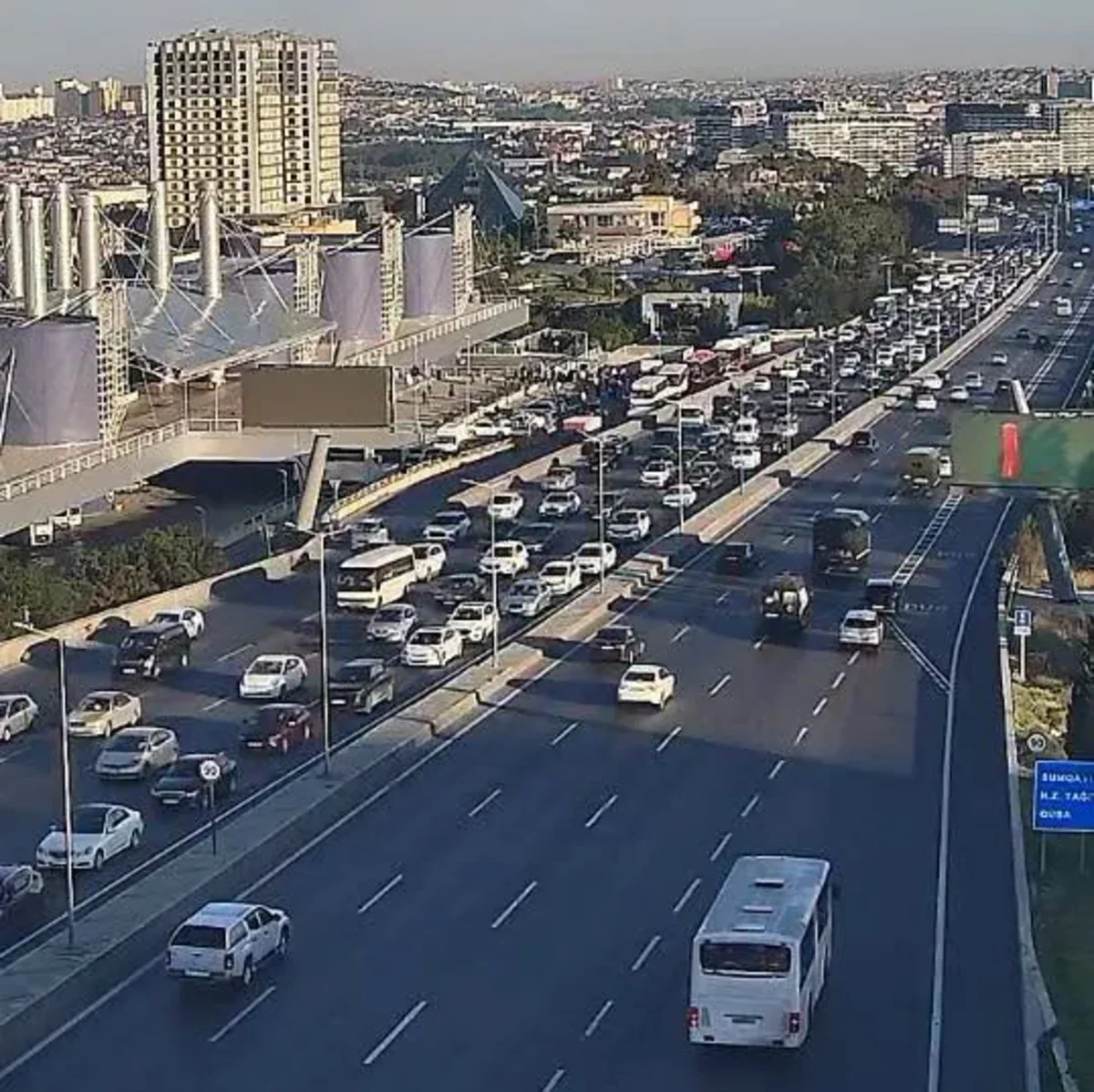 Traffic congestion reported on 17 roads in Baku