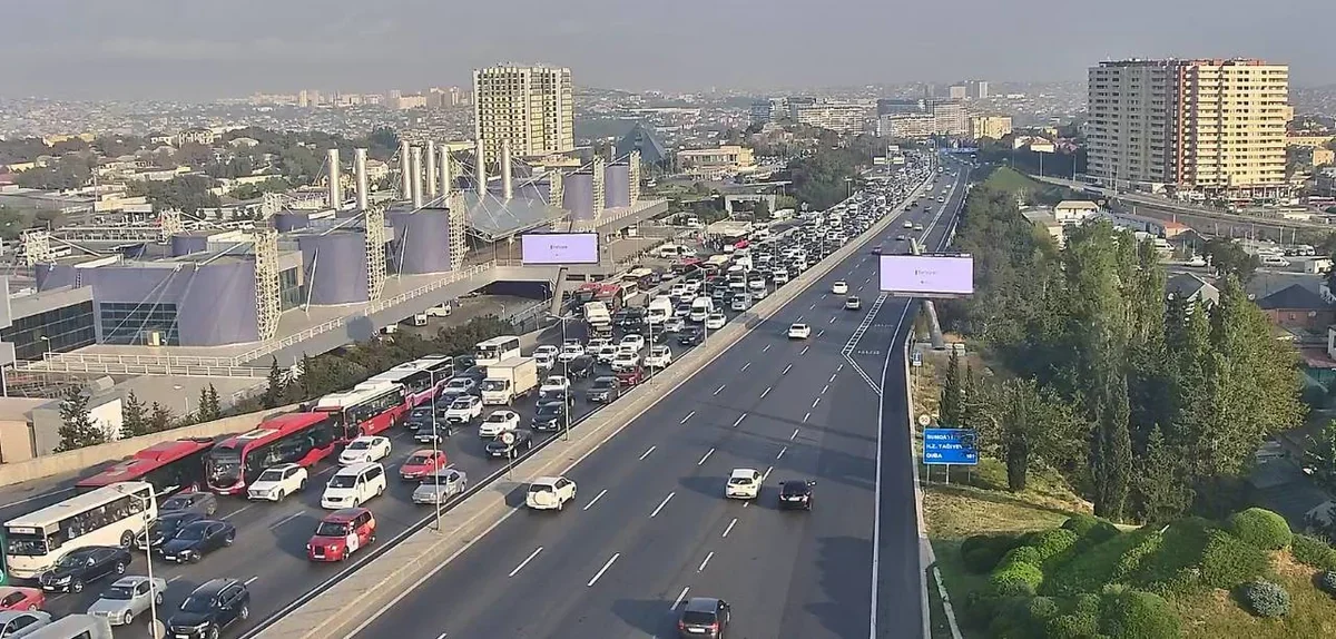 Bakının bəzi küçələrində sıxlıq yaranıb