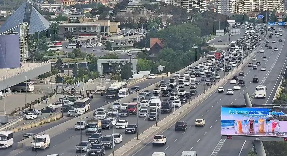 На ряде дорог Баку наблюдается плотность транспортного потока