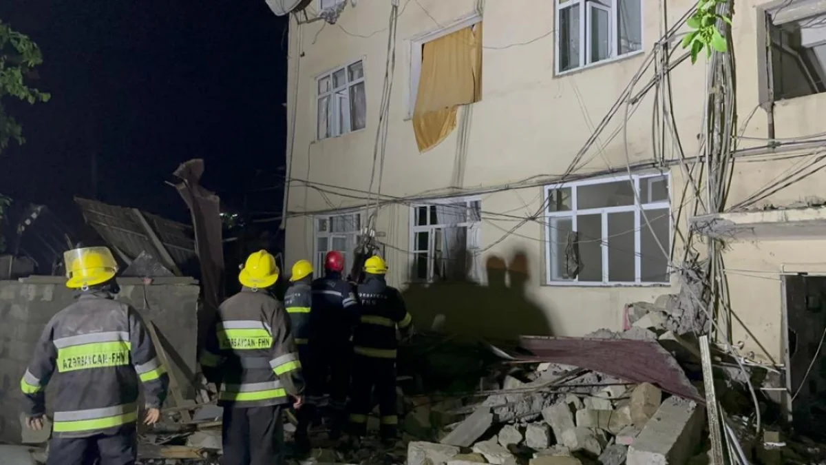 Bakıxanovda ev çökdü: Dağıntı altından bir nəfər xilas edildi