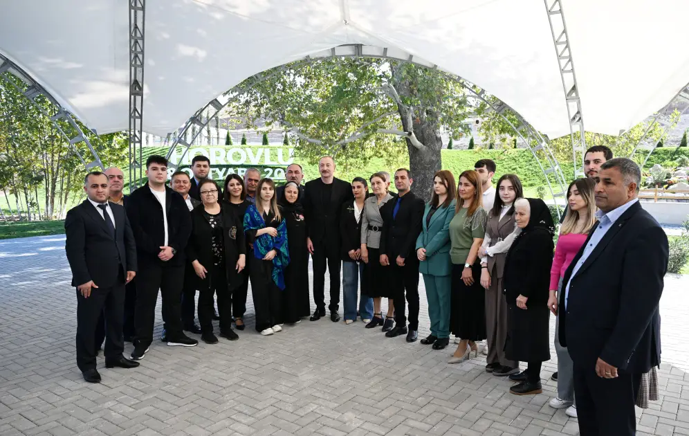 İlham Əliyev Horovlu kəndinin sakinlərinə mənzillərin açarlarını təqdim edib