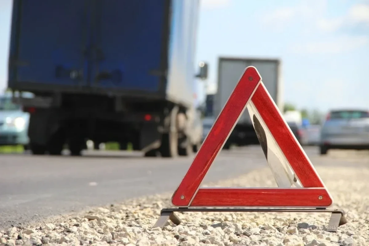 Şəmkirdə iki avtomobil toqquşub, 3 nəfər xəsarət alıb