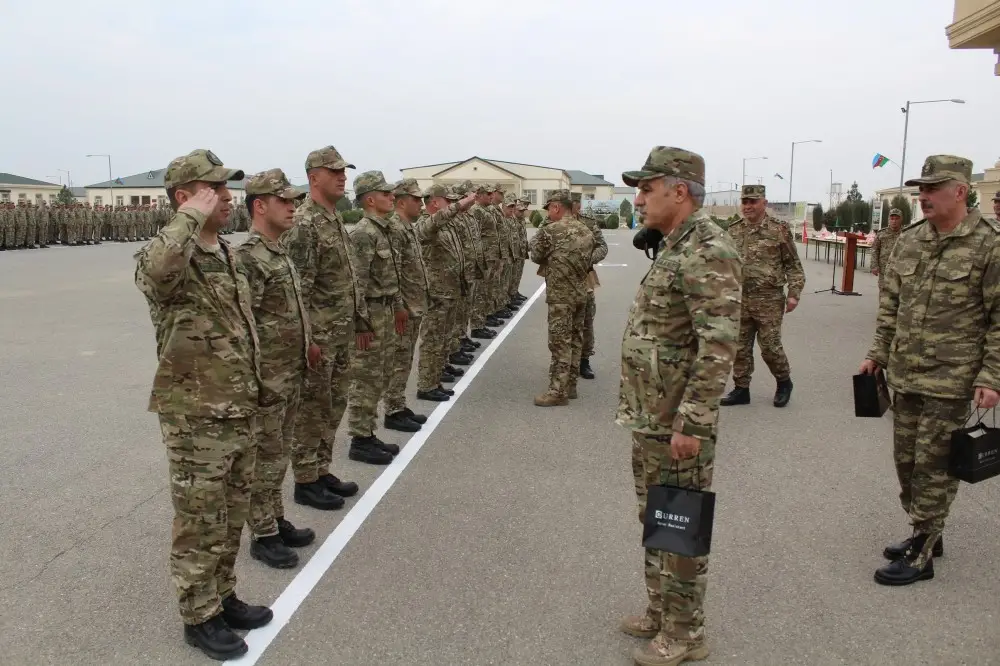 Xanlar Vəliyev hərbi hissələrə getdi