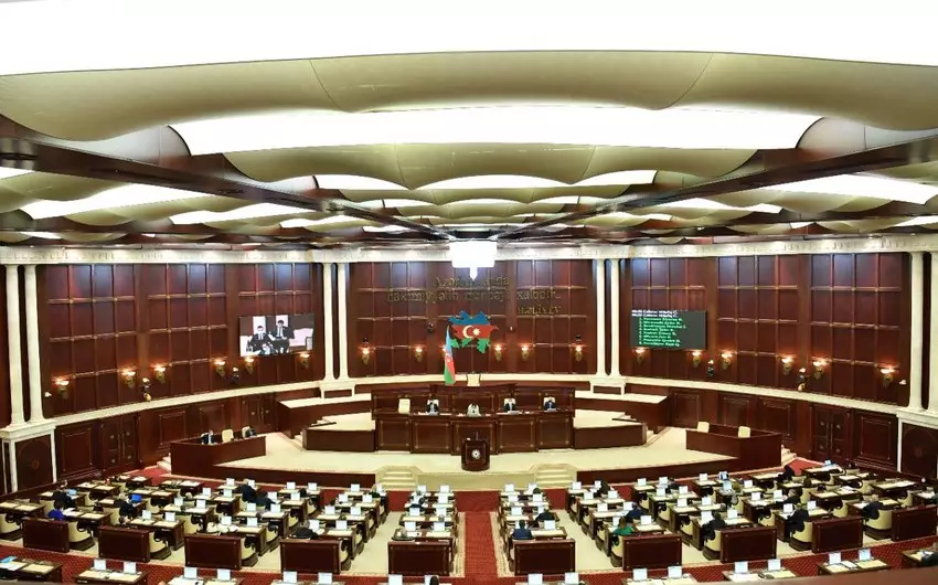 Milli Məclisin plenar iclası başlayıb, Baş nazir Əli Əsədov toplantıda iştirak edir