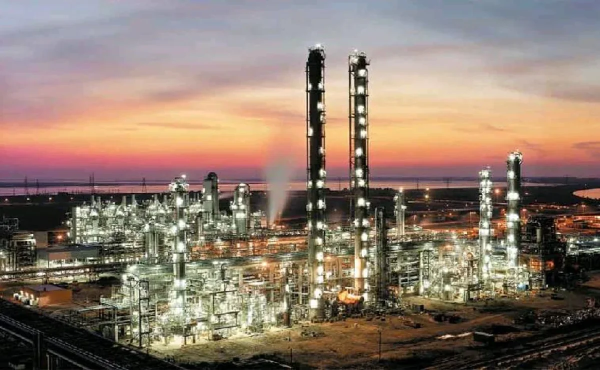 BƏƏ-də neft-kimya zavodu yanğına görə fəaliyyətini dayandırdı