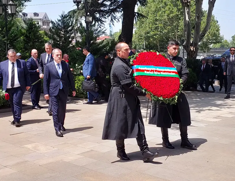 Azərbaycanın xarici işlər naziri Tbilisidə Ulu Öndər Heydər Əliyevin abidəsini ziyarət edib