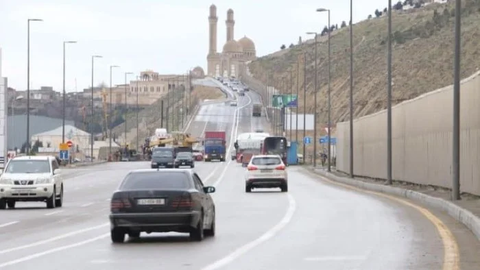 Движение на дороге Бибиэйбат в Баку ограничено