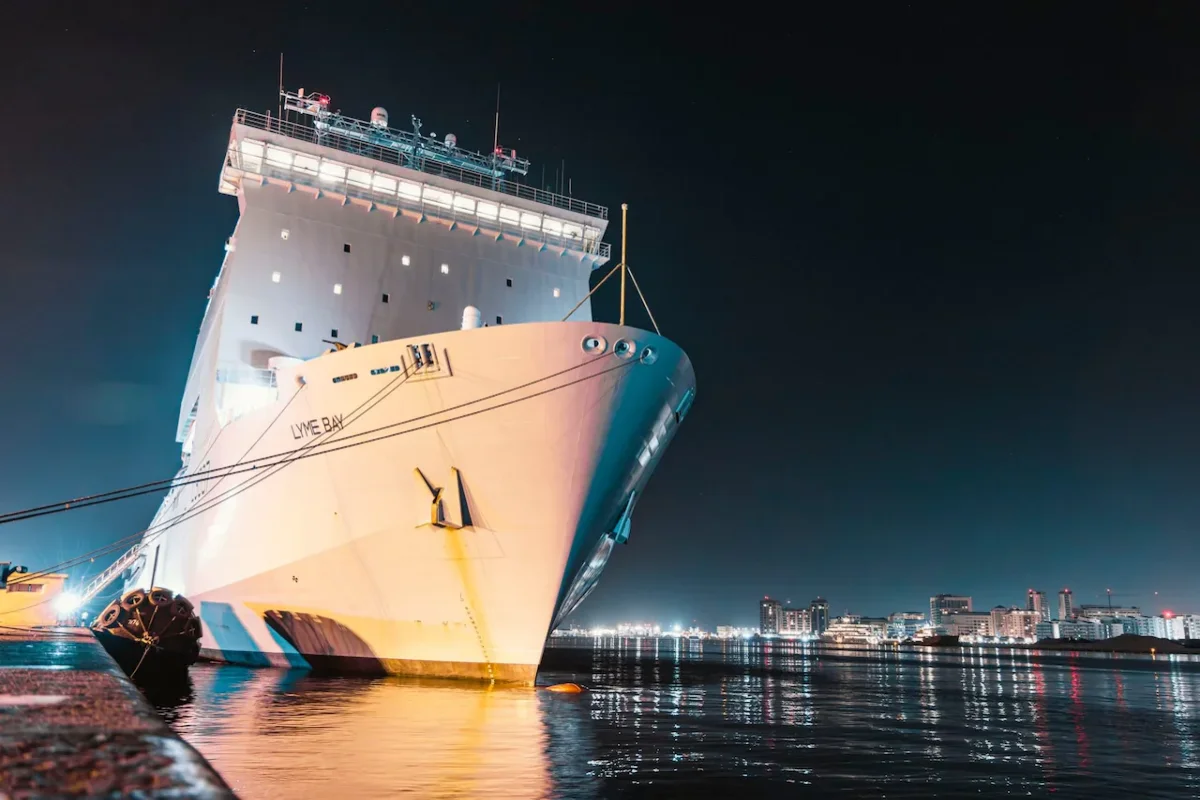 Великобритания направит судно для эвакуации на Ближний Восток