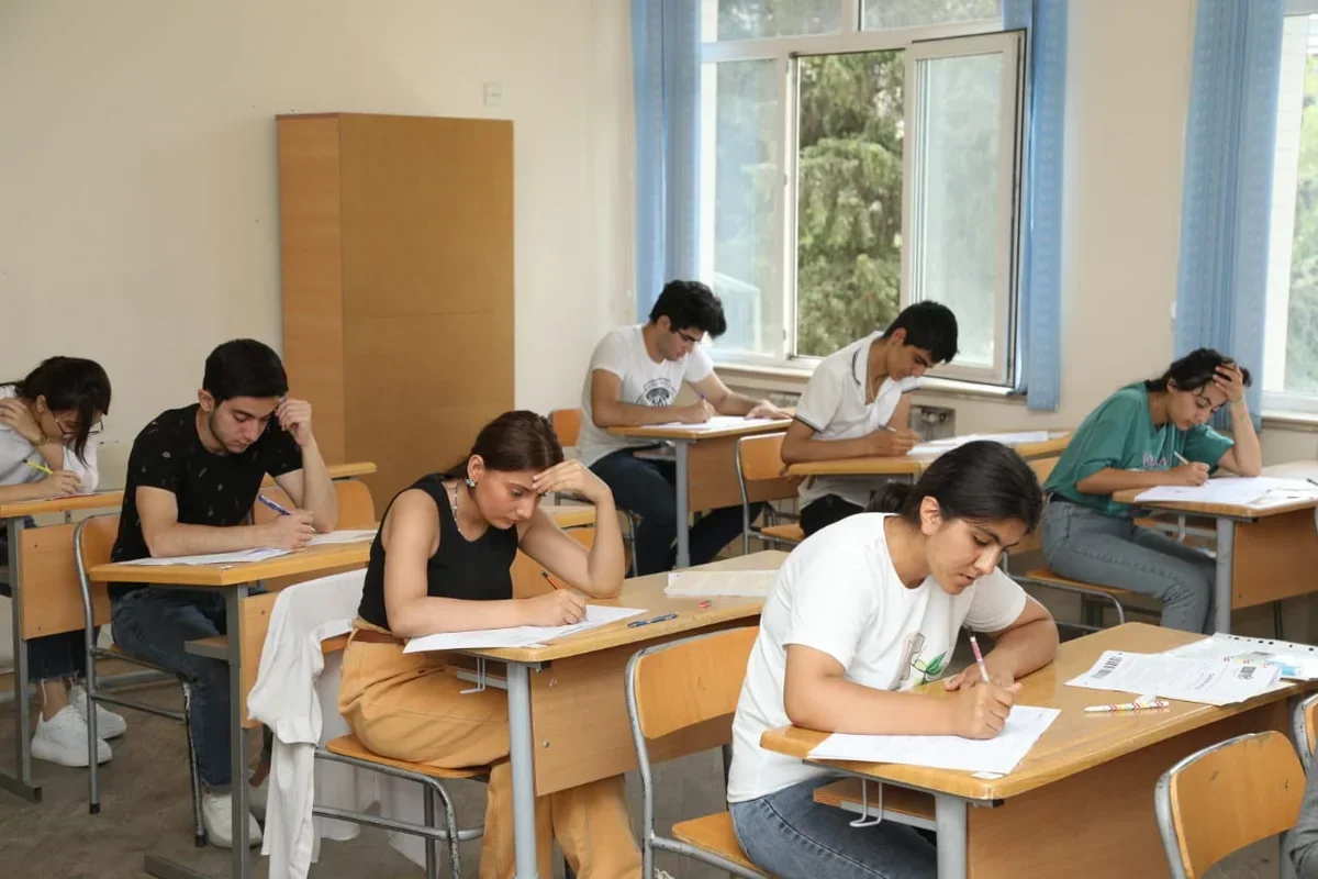 Bu gün IX sinif şagirdləri imtahan veriblər