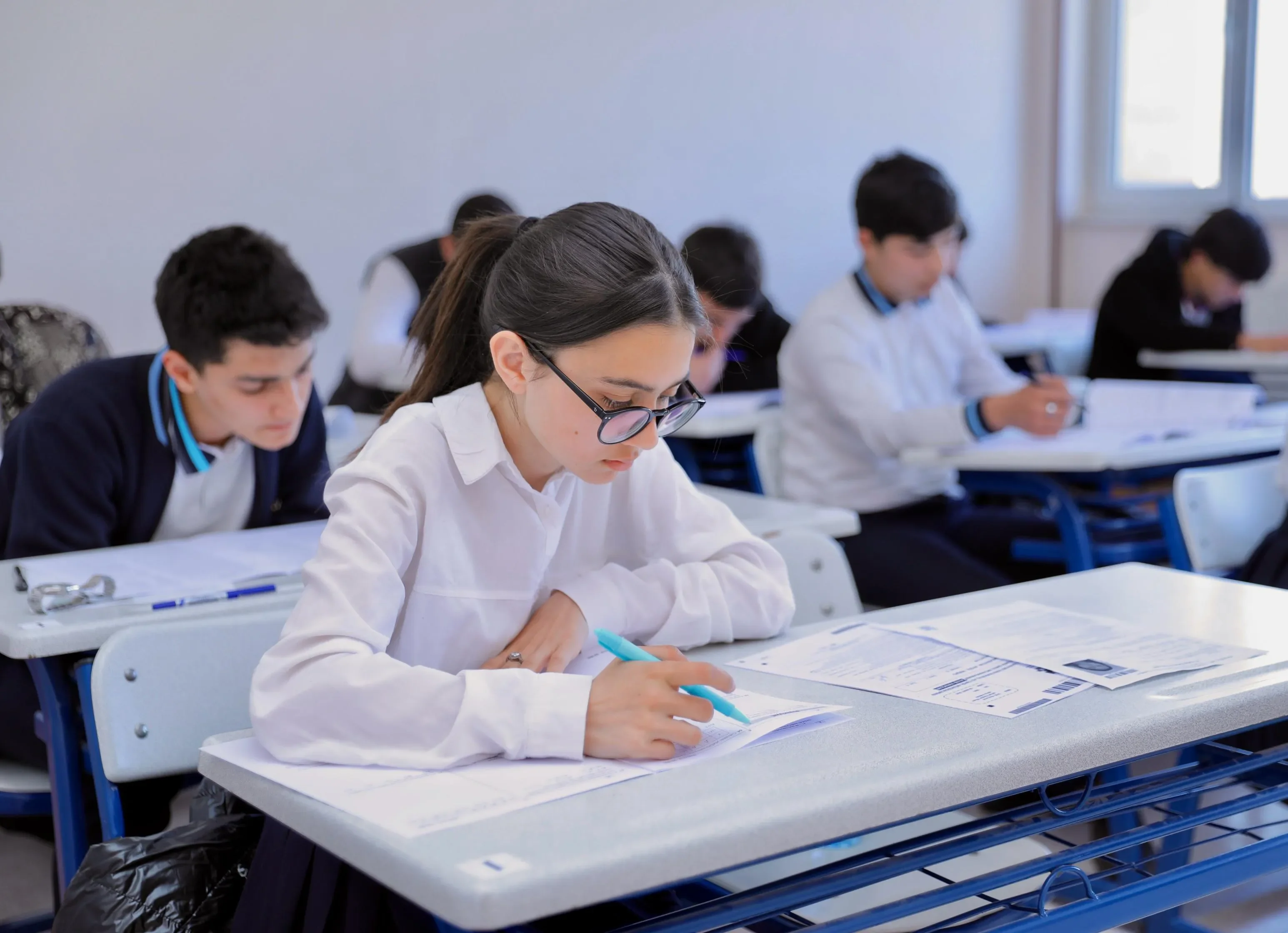 Buraxılış imtahanı keçirildi: 52 min şagird imtahan verdi