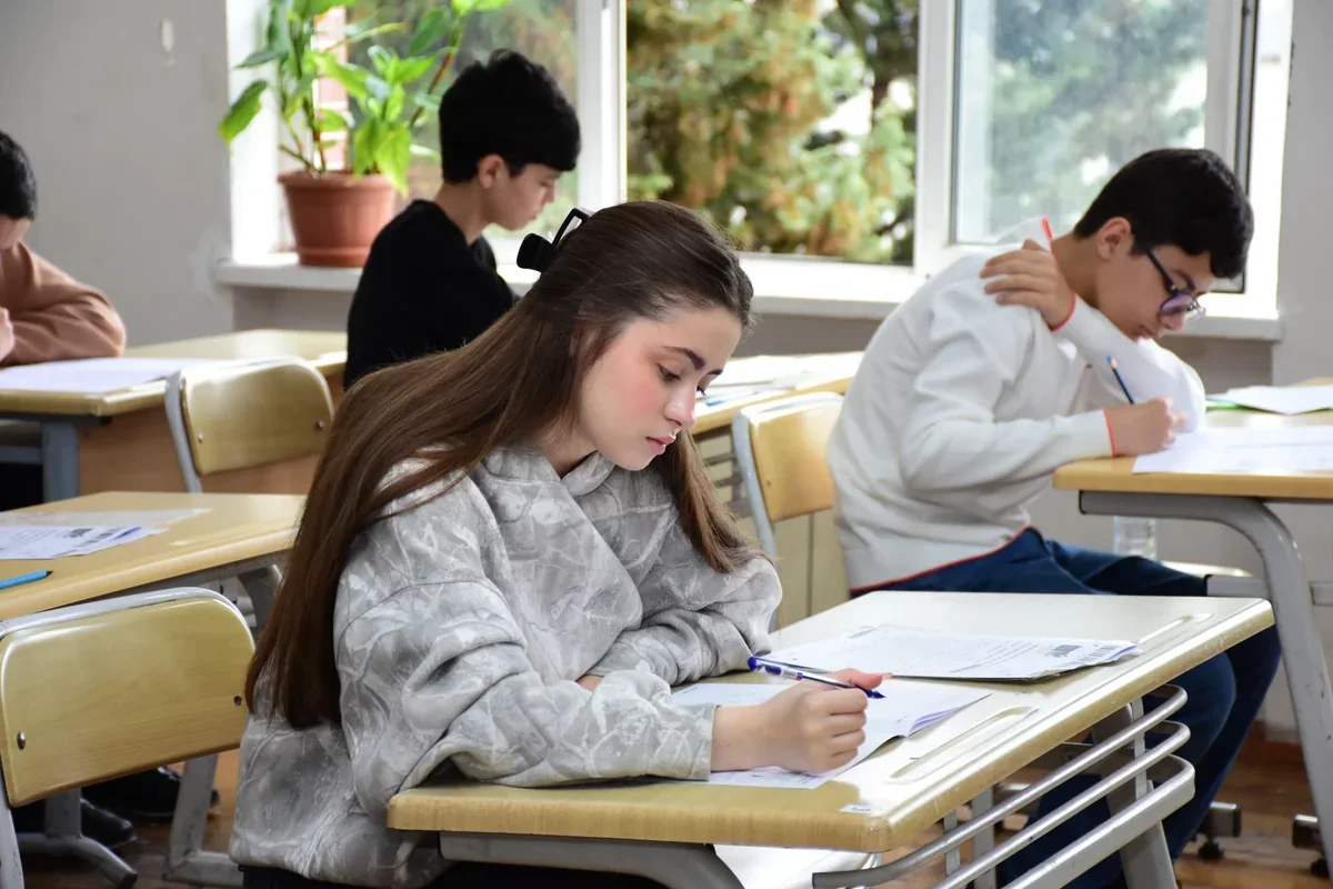 Buraxılış imtahanında 4 şagirddə mobil telefon aşkarlanıb