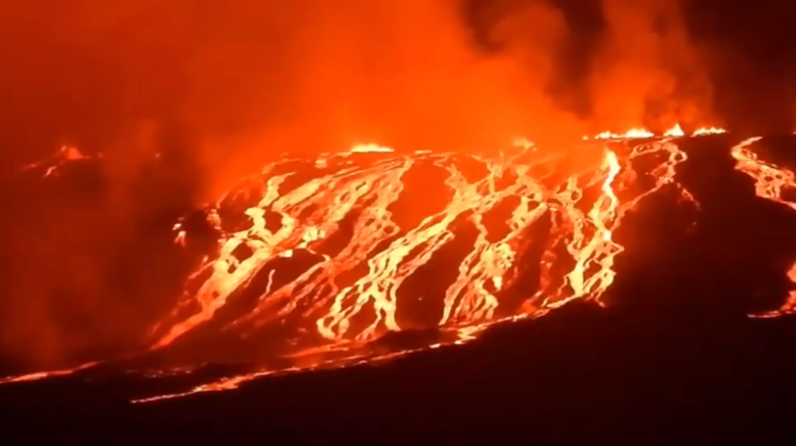 Qalapaqosda adalardan birində vulkan püskürməsi başlayıb