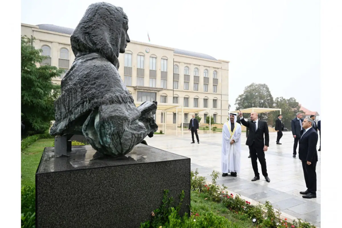 Azərbaycan və BƏƏ prezidentləri Şuşada güllələnmiş heykəllərə baxıblar