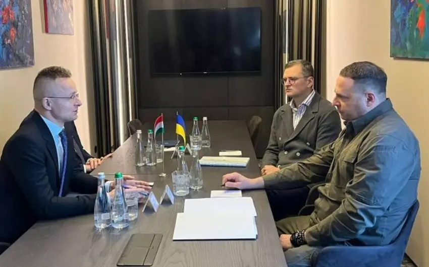 Macarıstan XİN başçısı ukraynalı həmkarı və Prezident Ofisinin rəhbəri ilə görüşüb