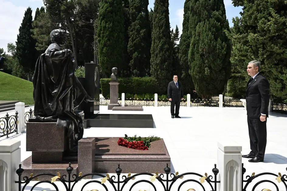 Qurbanqulu Berdiməhəmmədov Fəxri xiyabanda Ulu Öndər Heydər Əliyevin məzarını ziyarət edib