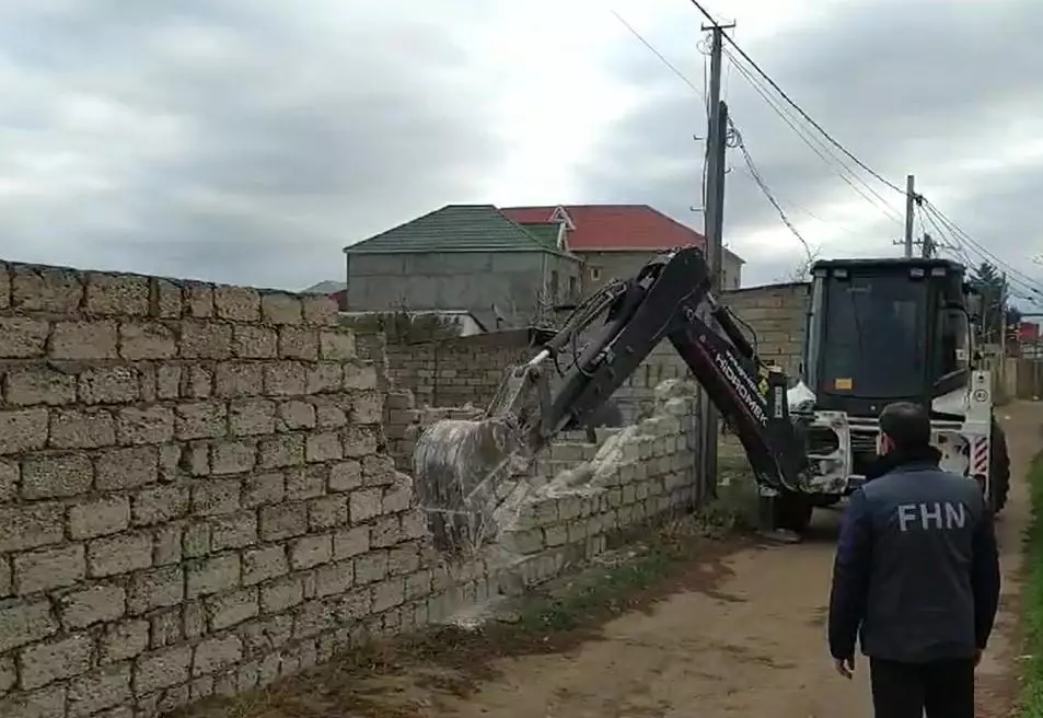 Bakıda qanunsuz tikililər sökülüb
